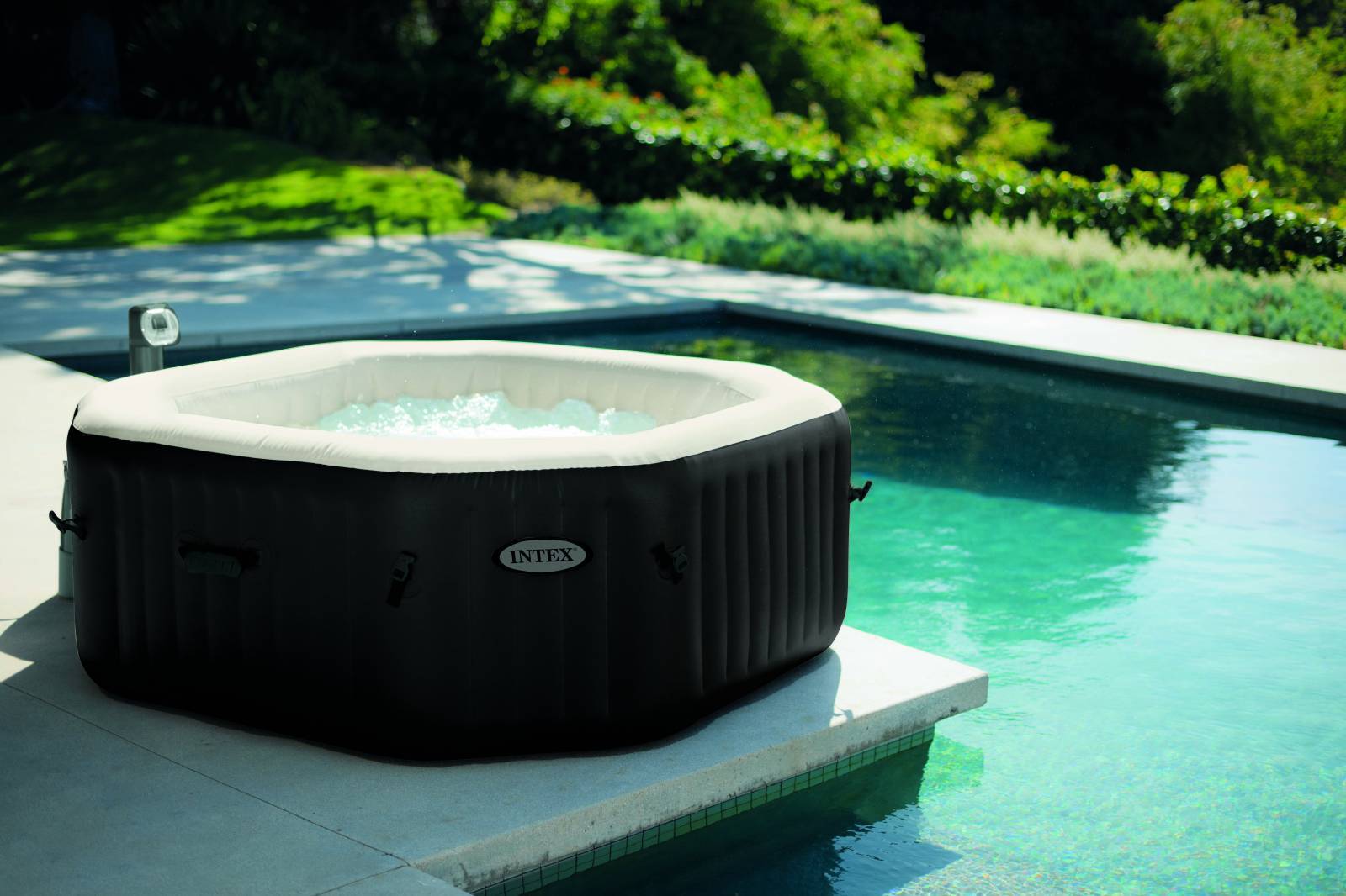 Jacuzzi gonflable INTEX pour 4 personnes