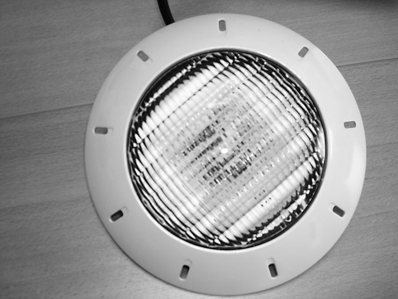 Projecteur led blanc a visser sur traversée de paroi avec prise balai